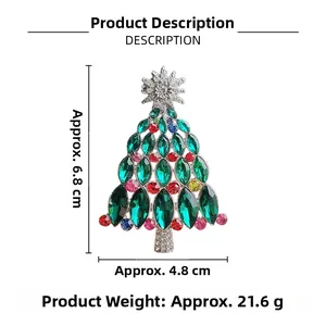 Détail de la broche sapin de Noël avec pierres marquise vertes et strass colorés
