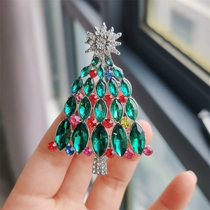 Broche sapin de Noël scintillante avec cristaux verts et pierres multicolores