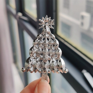 Vue arrière de broche sapin de Noël argentée montrant texture et épingle de fixation
