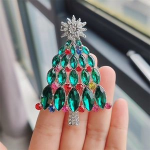 Détail de la broche sapin de Noël avec cristaux verts et strass multicolores brillants