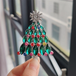 Détails de la broche sapin de Noël argentée avec cristaux verts et strass multicolores