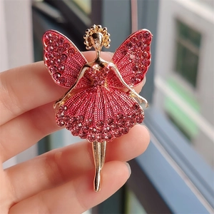 Detail einer funkelnden Ballettmädchen-Brosche mit roten Strasssteinen und Emaille