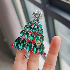 Broche de sapin de Noël étincelante avec cristaux verts et pierres multicolores luxe