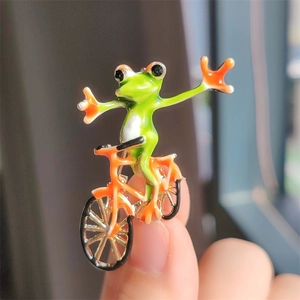 Funny Animal Frog Riding Bicycle Balloon Brooch Alloy Enamel Lapel Pin For Suit Coat Creative Fashion Jewelry Gift Women