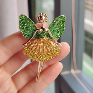 Detailansicht der Brosche als Elfen-Ballerina mit grünen und gelben Kristallen
