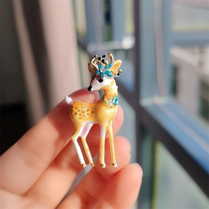 Süße Weihnachten Hirsch Brosche Legierung Emaille Bunte Gefleckte Rehkitz Pin Mit Strass Blaue Blume Für Damen Herren Schmuck