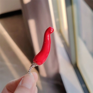Broche piment rouge créative en émail avec cristaux étincelants sous lumière naturelle
