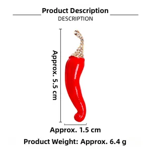Détail de la broche piment rouge avec métal doré et strass, dimensions 5,5 cm x 1,5 cm