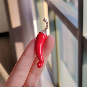Broche Piment Rouge pour Femmes Hommes Alliage Strass Émail Amusant Légume Corsage Épingle Accessoire Bijoux Cadeau
