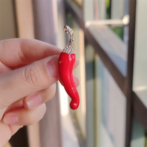 Détail de la broche piment rouge avec finition en émail et incrustation de cristaux
