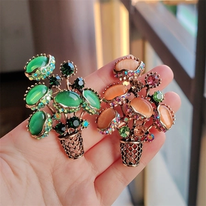 Vintage Alloy Flower Bouquet Brooch Luxurious Cat Eye Stone Rhinestone Breastpin Retro Basket Floral Pin Jewelry Gift For Women