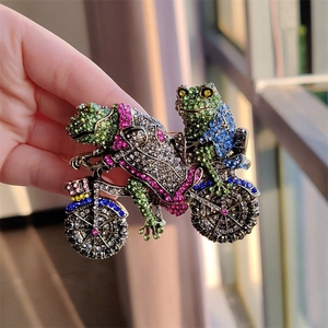 Vintage Alloy Rhinestone Frogs Riding Motorcycle Brooch Pin Retro Multi Color Crystal Whimsical Animal Brooches Jewelry For Men Women