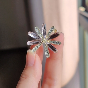 Elegante Spilla A Margherita In Lega Con Strass Viola Spilla Floreale Versatile Per Abiti Gioielli Di Moda Da Donna
