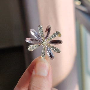 Spilla fiore margherita elegante con cristalli lavanda e strass con finitura oro