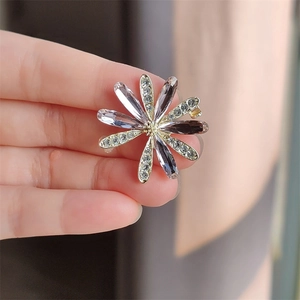 Spilla a margherita elegante con cristalli viola e centro dorato per abiti da donna