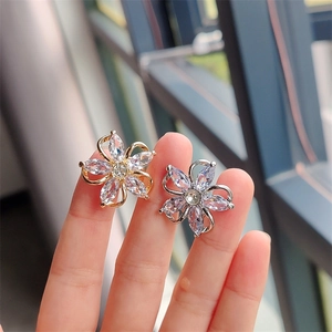 Elegant Hollow Five Petal Flower Brooch For Women Zinc Alloy Rhinestone Anti-Exposure Lapel Pin Fashion Jewelry Accessory