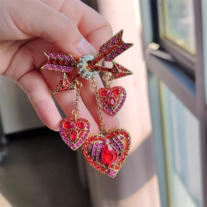 Broche Cupidon vintage dorée avec cristaux de cœur rouges et élégants glands mobiles