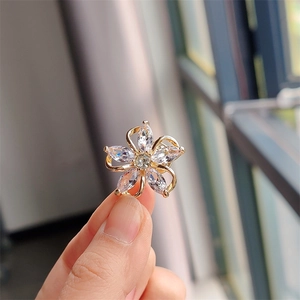 Elegant gold five-petal flower brooch with clear zircon crystals for necklines