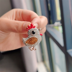 Charmante broche poussin avec strass scintillants et émail rouge sur base en alliage argent
