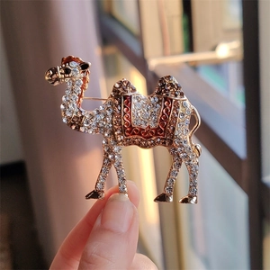 Vintage Creative Alloy Camel Brooch With Rhinestones Animal Corsage Pin For Suits Coats Fashion Jewelry For Men Women