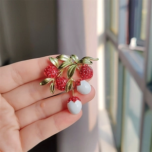 Vintage Alloy Rhinestone Lychee Fruit Brooch For Women Elegant Enamel Leaf Berry Plant Pins Wedding Party Suit Accessories