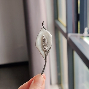 Elegant Calla Lily Brooch Pin Alloy White Enamel Flower With Sparkling Rhinestone Inlaid Long Stem Corsage Jewelry For Women