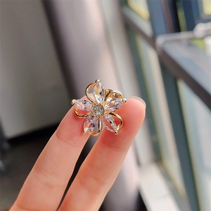 Exquisite five-petal zircon flower brooch with gold plating and marquise-cut stones