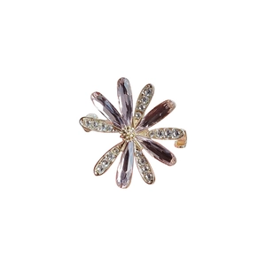 Elegante spilla a margherita in cristallo viola con accenti bianchi e dettagli oro