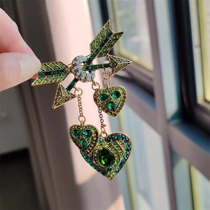 Broche flèche Cupidon vintage dorée avec pampilles de cœur en cristal vert et bleu