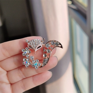 Elegant fox brooch with sparkling crystals in rose gold finish for sweaters