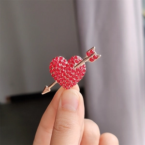 Broche flèche de Cupidon avec strass rouges et plaqué or pour femmes et hommes élégants