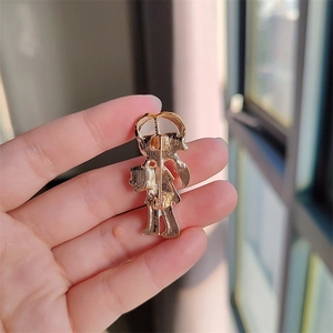 Détail du dos d'une broche de dessin animé montrant le fermoir sécurisé à épingle