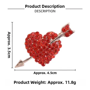 Détail de la broche cœur en strass rouge avec dimensions de 4,5 cm sur 3,5 cm