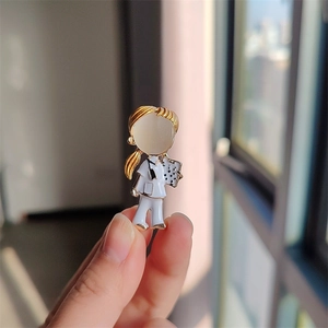 Broche infirmière créative en métal doré et émail blanc pour professionnels de la santé