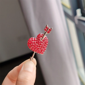 Broche cœur et flèche en strass rouges pour hommes et femmes avec finition argentée