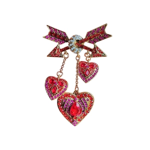 Broche vintage Cupidon cœur et flèche avec strass violets et pompons pendants