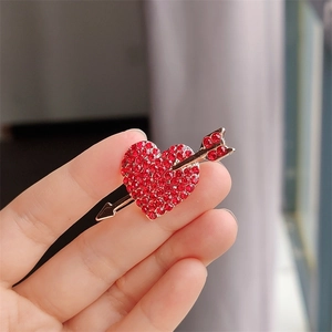 Broche Romantique en Alliage Cœur Rouge Percé par une Flèche en Strass Flèche de Cupidon Forme de Cœur Accessoires de Bijoux Femme Homme