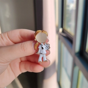 Détail d'une broche infirmière avec uniforme blanc et stéthoscope tenue à la main pour taille