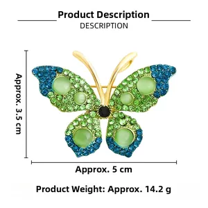 Macro detail van strass vlinderbroche met groene stenen en goudkleurige afwerking