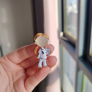 Détail d'une broche infirmière avec pierre œil de chat et finition plaqué or