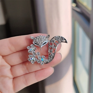 Elegant fox brooch pin for women in silver alloy with sparkling crystal rhinestones