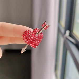 Broche cœur avec flèche en strass rouges et base dorée pour accessoires de mode