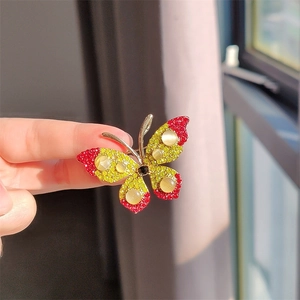 Detailopname van vlinderbroche met sprankelende kristallen en opaalachtige stenen
