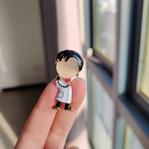 Détail macro d'une broche docteur en dessin animé avec alliage et incrustation d'opale