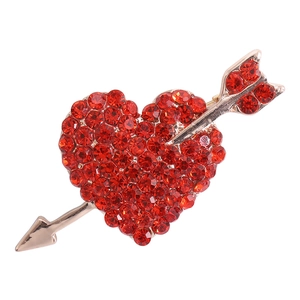 Broche cœur et flèche en strass rouges étincelants avec finition or rose élégante
