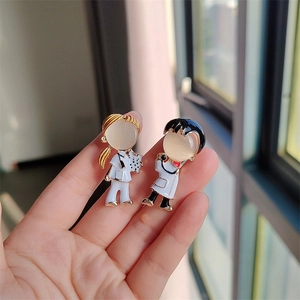 Broche en Alliage Docteur Infirmière Dessin Animé Avec Pierre Oeil de Chat Émail Épingle Stéthoscope Médical pour Femmes Hommes Enfants Bijoux
