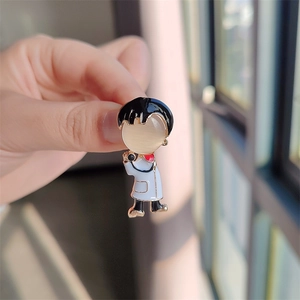 Broche médecin dessin animé avec incrustation d'oeil de chat et alliage doré