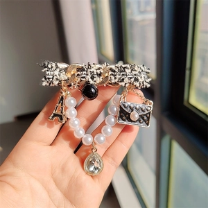 Broche en Tweed de Style Français Vintage pour Femmes Alliage d'Or Chaîne Gland Tour Eiffel Künstliche Perle Mini Sac Strass Broche Pin