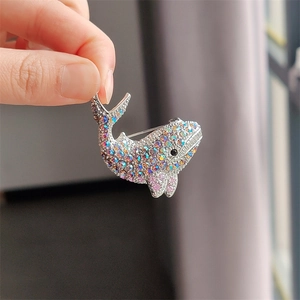 Dettaglio macro della spilla balena con placcatura argento e strass di cristallo