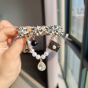 Broche élégante en tweed avec glands de perles et breloques de la Tour Eiffel style chic